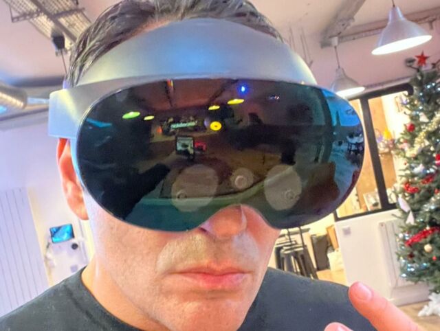 Trying the new Meta Quest Pro ! Just Pure Magic ! I think @zuck is in contact with the aliens :) @meta @metaquest Amazing tools to create immersive Metaverse Experience @metahorizon #horizonworld #meta #vr #metaverse #openyourmind #metaverseisnow #designers #3d