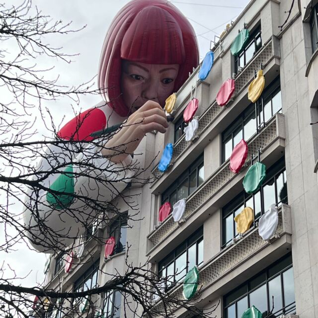 This is what you can see walking 500m from our office !
Just amazing @louisvuitton U rock ! #louisvuitton #anotherlevel #art #gigantic #YayoiKusama @kusama_archive