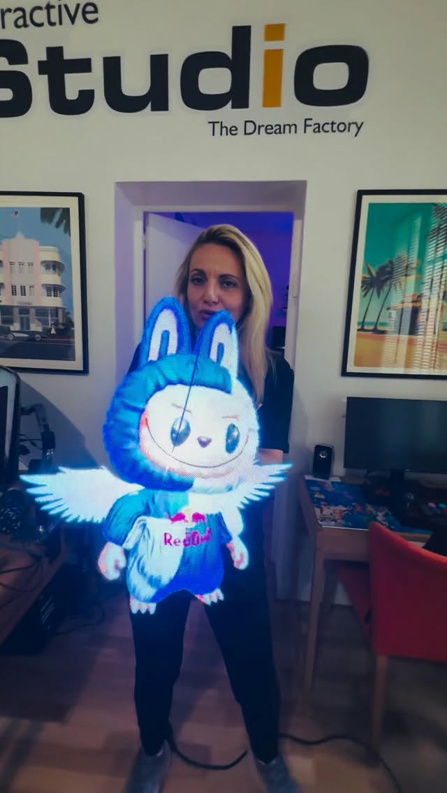 Créez l’effet WAHOU instantané avec l’hologramme !
Transformez vos vitrines, salons professionnels ou restaurants en véritables aimants à regards grâce à nos hélices holographiques nouvelle génération.

🚀 De 30 cm à 2 mètres, elles projettent vos logos, produits ou animations 3D flottant dans les airs, pour un rendu bluffant et inoubliable.
💡 Attirez l’attention, hypnotisez vos prospects et boostez votre fréquentation dès les premières secondes !

📍Disponible à la location sur Paris et à la vente partout en France.
🎯 Idéal pour : vitrines, salons, événements, lancements produits, showrooms, bars & restaurants.

#Hologram #Holographique #EffetWow #VitrineMagique #HéliceHolographique #ParisEvent #FOOH #MarketingVisuel #InteractiveStudio #HologramStudio #3Ddisplay #InnovationVisuelle #DigitalExperience #EventTech