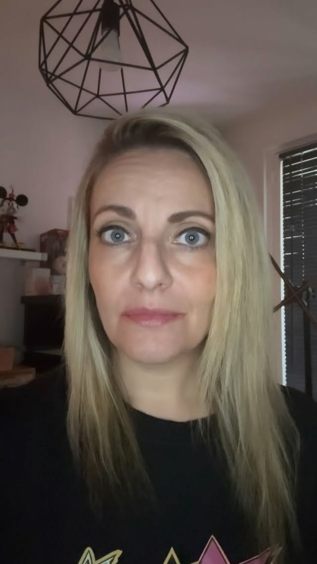 The holographic Beezzz in the trap 🐝